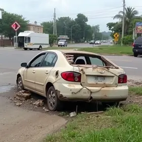 motorista abandona carro em buraco